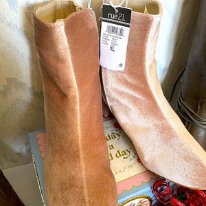 This is a nice pair of dresses boots